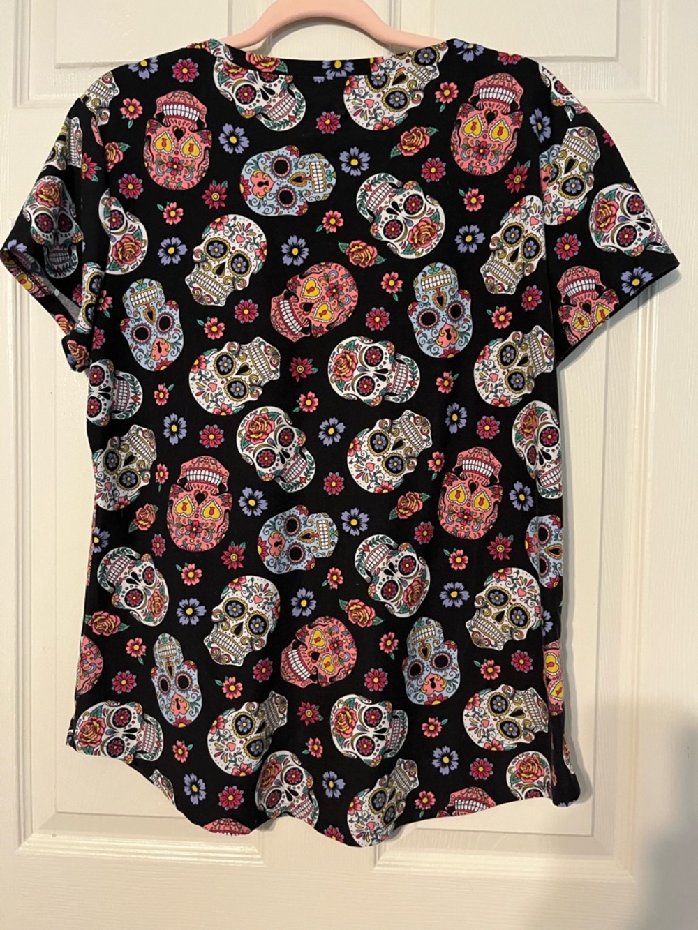 No Boundaries Women’s Black V-Neck Sugar Skull Print Top xxl 19 - Picture 5 of 6